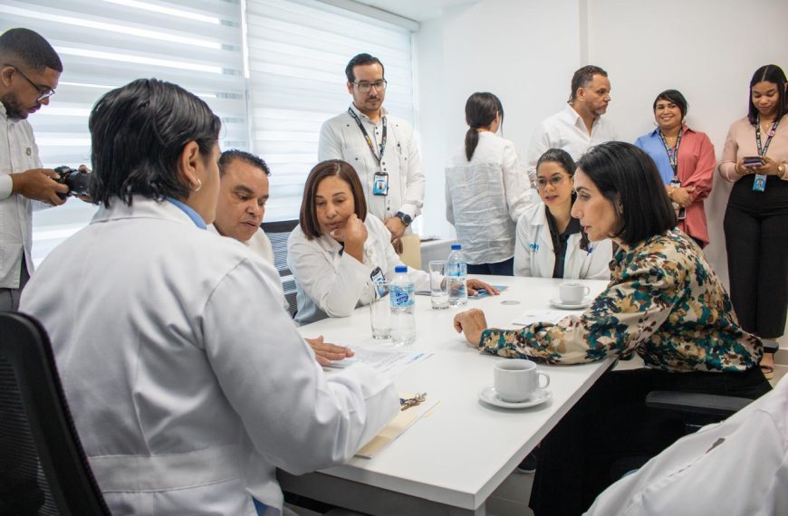 Primera dama y director del SNS realizan visita alINCART